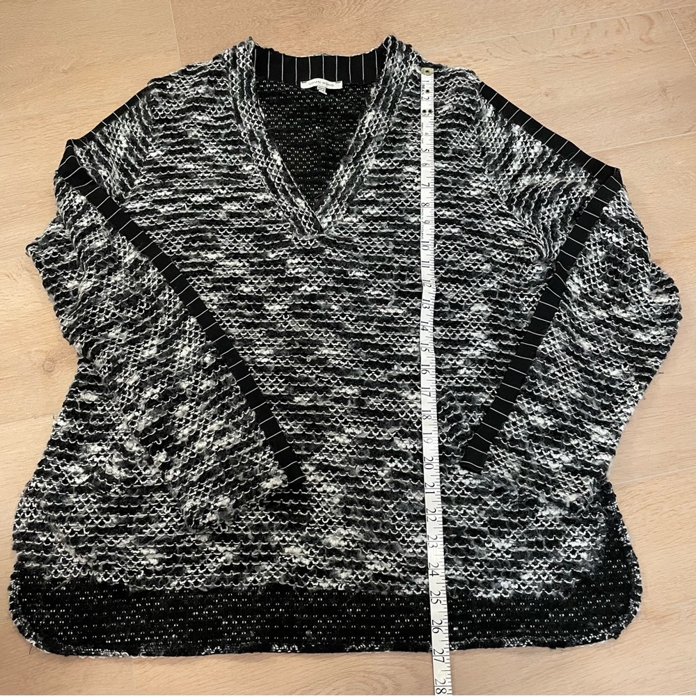 VIVIAN WONG Stylish Black and White V-neck Sweater - Picture 9 of 9